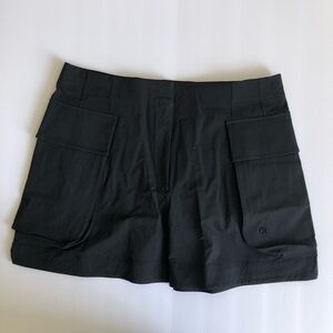 Lululemon relaxed fit Cargo Short. 4”. Size 14.
